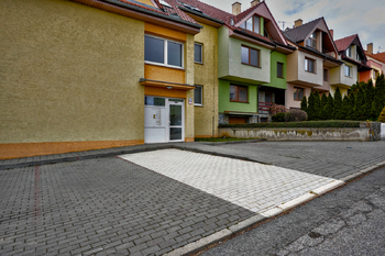 Parkovací stání před domem - Prodej bytu 1+kk v osobním vlastnictví 49 m², Moravany