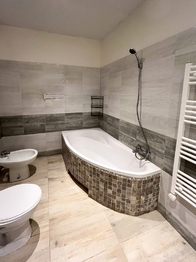 Byt 6 koupelna - Prodej nájemního domu 549 m², Úpice