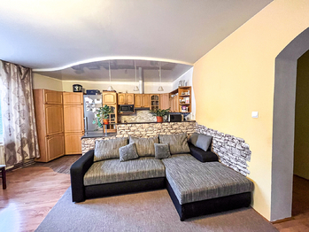 Byt 6 obývací pokoj - Prodej nájemního domu 549 m², Úpice