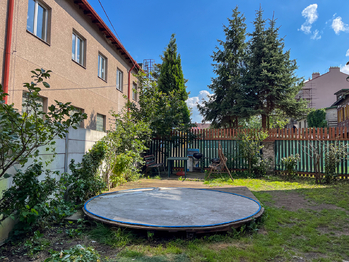 Okolí domu - Prodej nájemního domu 549 m², Úpice