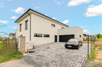 hlavní příjezd - Prodej domu 285 m², Křenice
