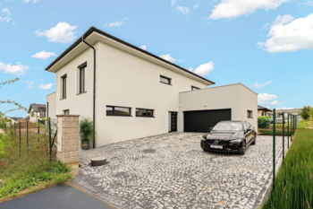 hlavní příjezd - Prodej domu 285 m², Křenice 