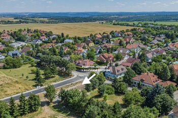 Pohled na pozemek a okolní zástavbu - Prodej pozemku 1099 m², Ořech 