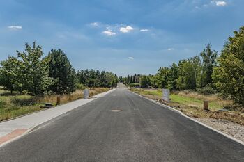 Nově vybudovaná příjezdová cesta - Prodej pozemku 1099 m², Ořech