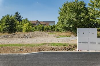 Rozvaděče na hranici pozemku - Prodej pozemku 1099 m², Ořech