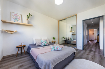 Prodej bytu 3+kk Horní Pořernice_ložnice - Prodej bytu 3+kk v osobním vlastnictví 80 m², Praha 9 - Horní Počernice