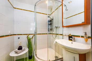 Prodej bytu 3+kk Horní Pořernice_koupelna - Prodej bytu 3+kk v osobním vlastnictví 80 m², Praha 9 - Horní Počernice