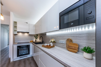 Prodej bytu 3+kk Horní Pořernice_kuchyně - Prodej bytu 3+kk v osobním vlastnictví 80 m², Praha 9 - Horní Počernice