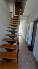 1.NP chodba se schodištěm - Prodej domu 132 m², Mostkovice