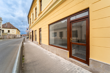 Pohled na dům v Palackého ulici č.p. 176  - Pronájem obchodních prostor 62 m², Poděbrady