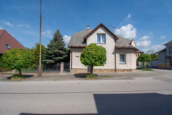Pohled na dům z ulice - Prodej domu 190 m², Hořice 