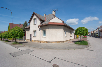 Pohled na dům z ulice - Prodej domu 190 m², Hořice
