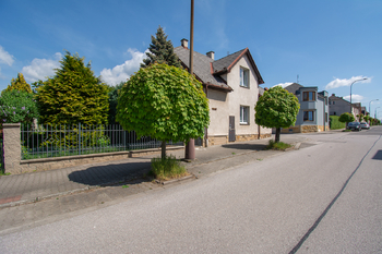 Pohled na dům z ulice - Prodej domu 190 m², Hořice