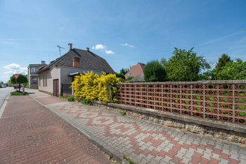 Pohled na dům z ulice - Prodej domu 190 m², Hořice