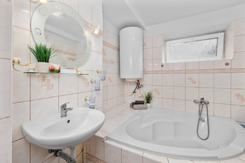 koupelna s WC - Prodej domu 80 m², Bečice