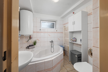 koupelna s WC - Prodej domu 80 m², Bečice
