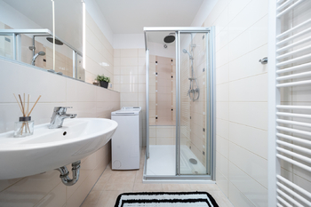 Koupelna s WC - Pronájem bytu 1+kk v osobním vlastnictví 32 m², Praha 5 - Slivenec