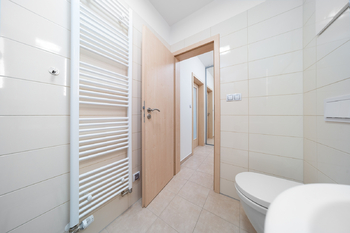Koupelna s WC - Pronájem bytu 1+kk v osobním vlastnictví 32 m², Praha 5 - Slivenec