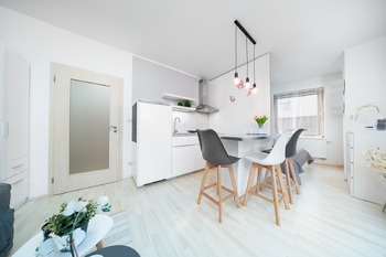 Obývací pokoj s kuchyňským koutem - Pronájem bytu 1+kk v osobním vlastnictví 32 m², Praha 5 - Slivenec 