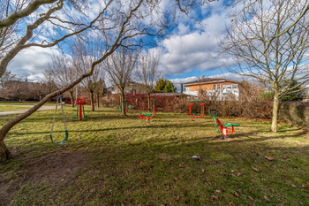 Venkovní fitness - Pronájem bytu 1+kk v osobním vlastnictví 32 m², Praha 5 - Slivenec