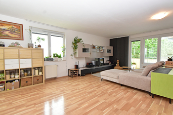 Obývací pokoj se vstupem na balkon, kuchyňský a jídelní kout se vstupem na druhý balkon.  - Prodej bytu 3+kk v osobním vlastnictví 96 m², Praha 9 - Čakovice