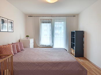 Ložnice s vlastním balkonem. - Prodej bytu 3+kk v osobním vlastnictví 96 m², Praha 9 - Čakovice