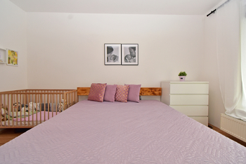 Ložnice s vlastním balkonem. - Prodej bytu 3+kk v osobním vlastnictví 96 m², Praha 9 - Čakovice