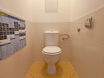 Samostatná toaleta.  - Prodej bytu 3+kk v osobním vlastnictví 96 m², Praha 9 - Čakovice