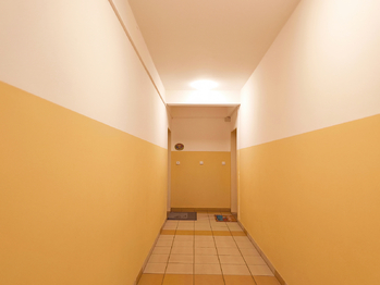 Chodba u bytové jednotky. - Prodej bytu 3+kk v osobním vlastnictví 96 m², Praha 9 - Čakovice