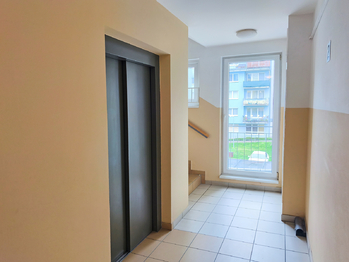Chodba s výtahem.  - Prodej bytu 3+kk v osobním vlastnictví 96 m², Praha 9 - Čakovice