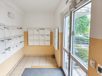 Vstupní chodba bytového domu.  - Prodej bytu 3+kk v osobním vlastnictví 96 m², Praha 9 - Čakovice