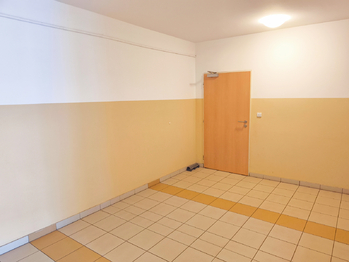 Chodba u výtahu. - Prodej bytu 3+kk v osobním vlastnictví 96 m², Praha 9 - Čakovice