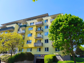 Pohled na bytový dům z ulice.  - Prodej bytu 3+kk v osobním vlastnictví 96 m², Praha 9 - Čakovice