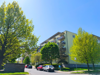 Pohled na bytový dům z ulice.  - Prodej bytu 3+kk v osobním vlastnictví 96 m², Praha 9 - Čakovice