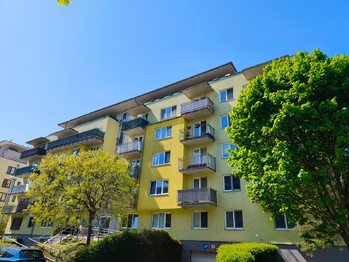 Pohled na bytový dům z ulice.  - Prodej bytu 3+kk v osobním vlastnictví 96 m², Praha 9 - Čakovice