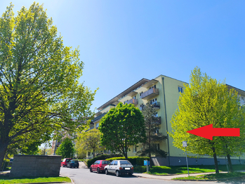 Pohled na bytový dům z ulice.  - Prodej bytu 3+kk v osobním vlastnictví 96 m², Praha 9 - Čakovice