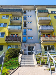 Vstup do bytového domu.  - Prodej bytu 3+kk v osobním vlastnictví 96 m², Praha 9 - Čakovice