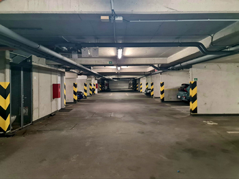 Garážové stání v budově.  - Prodej bytu 3+kk v osobním vlastnictví 96 m², Praha 9 - Čakovice
