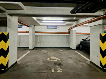 Garážové stání v budově.  - Prodej bytu 3+kk v osobním vlastnictví 96 m², Praha 9 - Čakovice