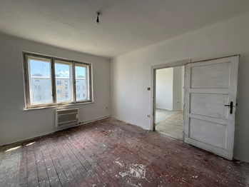 Aktuální stav před rekonstrukcí (pokoj) - Prodej bytu 1+1 v osobním vlastnictví 45 m², Olomouc