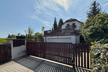 vjezd do domu - Prodej domu 347 m², Tuchoměřice