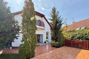 pohled z terasy - Prodej domu 347 m², Tuchoměřice