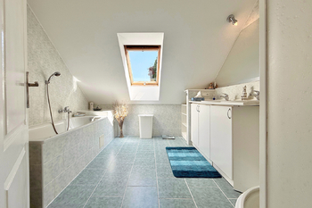 koupelna - Prodej domu 347 m², Tuchoměřice