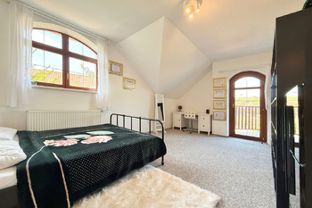 pokoj s balkonem - Prodej domu 347 m², Tuchoměřice