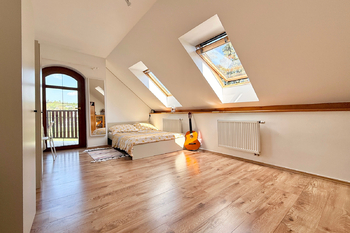 pokoj s balkonem - Prodej domu 347 m², Tuchoměřice