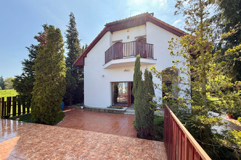 čelní pohled na dům z terasy - Prodej domu 347 m², Tuchoměřice