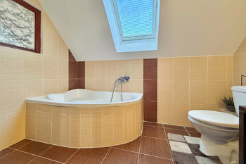koupelna s toaletou - Prodej domu 132 m², Horoměřice