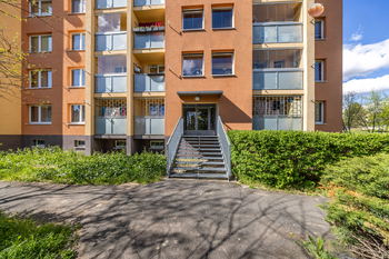 zadní vchod - Prodej bytu 4+1 v osobním vlastnictví 80 m², Praha 4 - Modřany