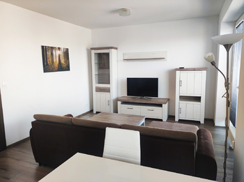 obývací pokoj s nábytkem - Pronájem bytu 2+kk v osobním vlastnictví 69 m², Pardubice