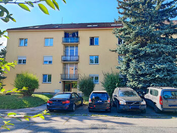 Pohled na dům z ulice. - Pronájem bytu 3+1 v osobním vlastnictví 77 m², Praha 9 - Čakovice 